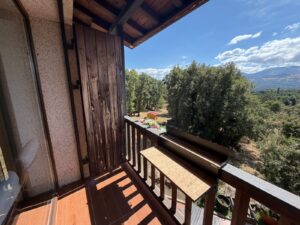 Casa de piedra con terraza y vistas a la sierra en Los Narros