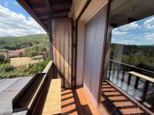 Casa de piedra con terraza y vistas a la sierra en Los Narros