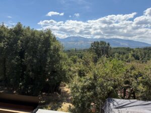 Casa de piedra con terraza y vistas a la sierra en Los Narros