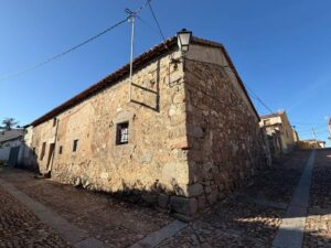 CASA DE PIEDRA CON PATIO Y GRANDES POSIBILIDADES EN BONILLA DE LA SIERRA, ÁVILA