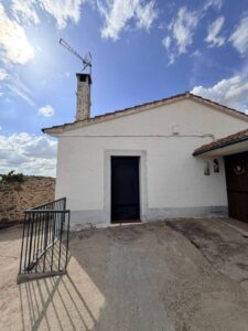 CASA DE PUEBLO EN CASILLAS DE CHICAPIERNA – BECEDILLAS (ÁVILA)